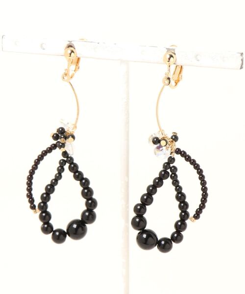 earth music&ecology（アースミュージックアンドエコロジー）の「ビーズドロップイヤリング（イヤリング・レディース・ブラック/アイボリー・FREE）」の4枚目の写真