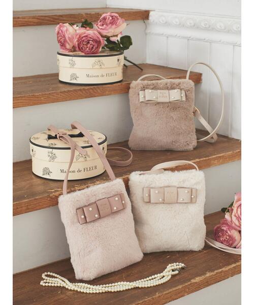 Maison de FLEUR（メゾンドフルール）の「パールリボンファーショルダーバッグ（ショルダーバッグ・レディース・ピンク/アイボリー/グレイッシュベージュ・FREE）」の4枚目の写真