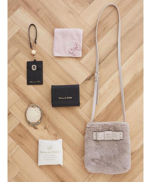 Maison de FLEUR（メゾンドフルール）の「パールリボンファーショルダーバッグ（ショルダーバッグ・レディース・ピンク/アイボリー/グレイッシュベージュ・FREE）」の5枚目の写真