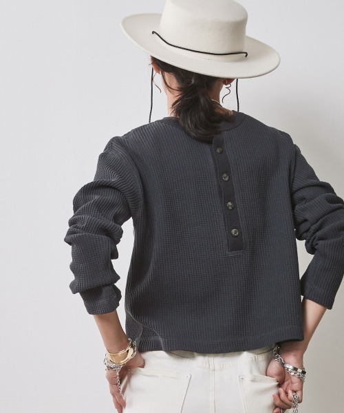 CHIC STYLE(シックスタイル)の「<大きいサイズ>綿100%ワッフルヘンリーネッククロップド丈カットソー シックスタイル(Tシャツ/カットソー・レディース・ネイビー/アイボリー・5L/4L/3L/LL/L)」の11枚目の写真