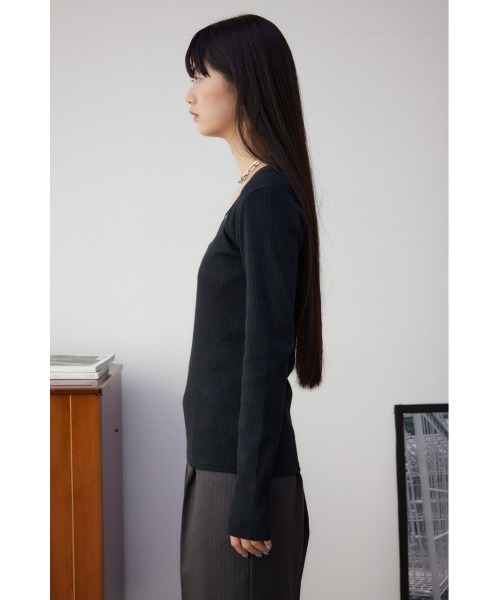 AZUL by moussy(アズールバイマウジー)の「ダイヤネック長袖リブトップス(Tシャツ/カットソー・レディース・ブラック/グレー/オフホワイト・SMALL/MEDIUM)」の18枚目の写真