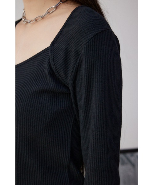 AZUL by moussy(アズールバイマウジー)の「ダイヤネック長袖リブトップス(Tシャツ/カットソー・レディース・ブラック/グレー/オフホワイト・SMALL/MEDIUM)」の21枚目の写真