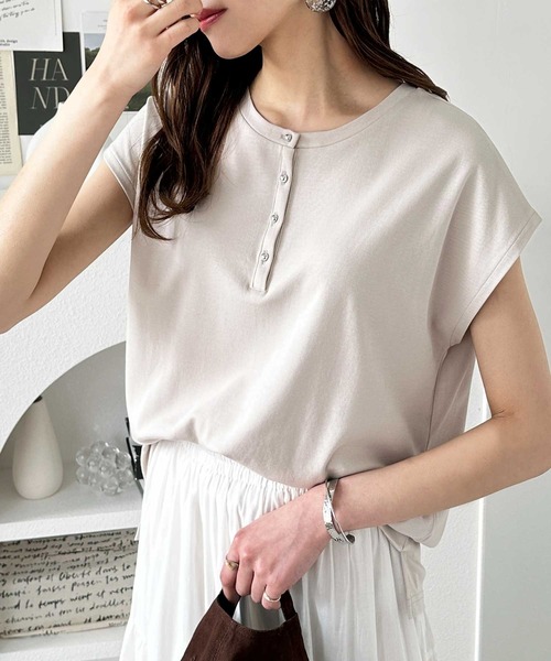 GeeRA（ジーラ）の「【S-XL展開】肌触りなめらか♪綿100％2wayヘンリーネックメニーボタンTシャツ（Tシャツ/カットソー・レディース・サンドグレー/オフホワイト/ブラック/その他・SMALL/MEDIUM/LARGE/X-LARGE）」の3枚目の写真