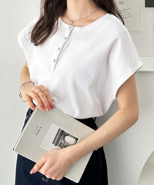 GeeRA（ジーラ）の「【S-XL展開】肌触りなめらか♪綿100％2wayヘンリーネックメニーボタンTシャツ（Tシャツ/カットソー・レディース・サンドグレー/オフホワイト/ブラック/その他・SMALL/MEDIUM/LARGE/X-LARGE）」の5枚目の写真