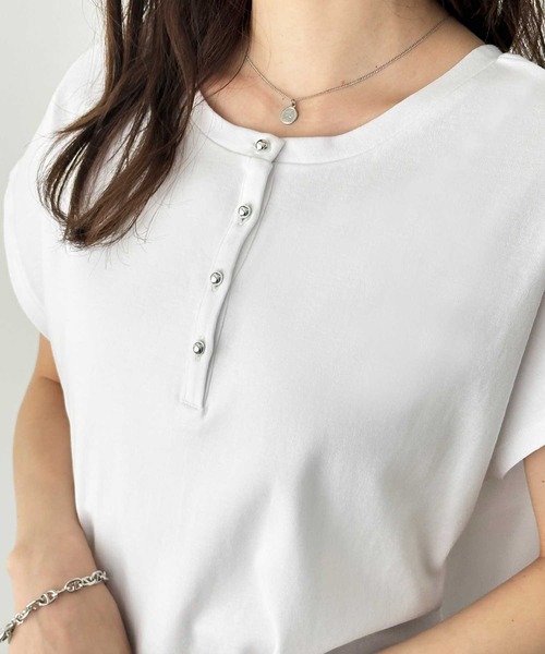 GeeRA（ジーラ）の「【S-XL展開】肌触りなめらか♪綿100％2wayヘンリーネックメニーボタンTシャツ（Tシャツ/カットソー・レディース・サンドグレー/オフホワイト/ブラック/その他・SMALL/MEDIUM/LARGE/X-LARGE）」の6枚目の写真