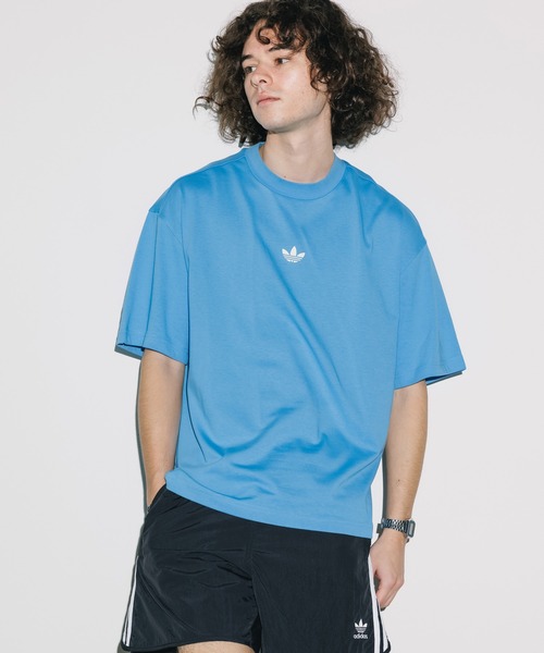 adidas(アディダス)の「adidas/アディダス クラシック 半袖Tシャツ(ジェンダーニュートラル)(Tシャツ/カットソー・メンズ・ライトブルー/アイボリー・M/L/2XL/XL)」の1枚目の写真