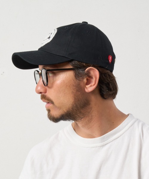 STUD MUFFIN(スタッドマフィン)の「STUD MUFFIN/スタッドマフィン/コットンツイル カギ編みスマイル&ワッペン コットンローキャップ(キャップ・メンズ・ホワイト/ブラック・2/3)」の2枚目の写真