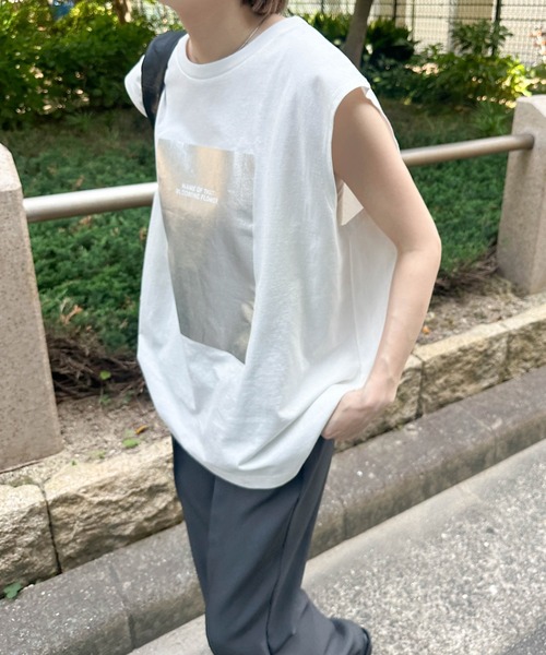 select MOCA（セレクトモカ）の「【選べる着丈】箔プリントノースリーブTシャツ（Tシャツ/カットソー・レディース・ホワイト×ゴールド/ホワイト×シルバー/ホワイト系その他/ブラック系その他/ブラック×シルバー/ブラック×ゴールド/ブラック系その他2/ホワイト系その他2・FREE/SMALL）」の15枚目の写真