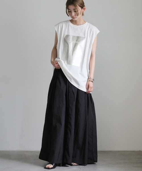 select MOCA（セレクトモカ）の「【選べる着丈】箔プリントノースリーブTシャツ（Tシャツ/カットソー・レディース・ホワイト×ゴールド/ホワイト×シルバー/ホワイト系その他/ブラック系その他/ブラック×シルバー/ブラック×ゴールド/ブラック系その他2/ホワイト系その他2・FREE/SMALL）」の16枚目の写真