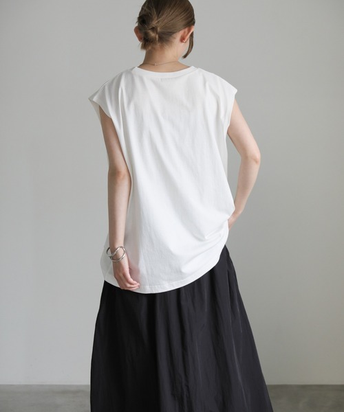 select MOCA（セレクトモカ）の「【選べる着丈】箔プリントノースリーブTシャツ（Tシャツ/カットソー・レディース・ホワイト×ゴールド/ホワイト×シルバー/ホワイト系その他/ブラック系その他/ブラック×シルバー/ブラック×ゴールド/ブラック系その他2/ホワイト系その他2・FREE/SMALL）」の17枚目の写真