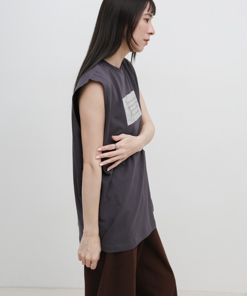 select MOCA(セレクトモカ)の「【選べる着丈】箔プリントノースリーブTシャツ(Tシャツ/カットソー・レディース・ホワイト×ゴールド/ホワイト×シルバー/ホワイト系その他/ブラック系その他/ブラック×シルバー/ブラック×ゴールド/ブラック系その他2/ホワイト系その他2・FREE/SMALL)」の20枚目の写真