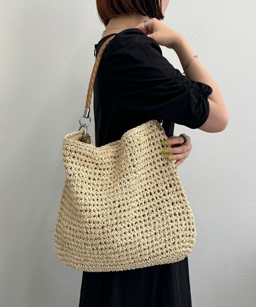 fredy emue(フレディエミュ)の「ラメ混編みハンドルバッグ(かごバッグ・レディース・ベージュ/ブラウン・FREE)」の4枚目の写真