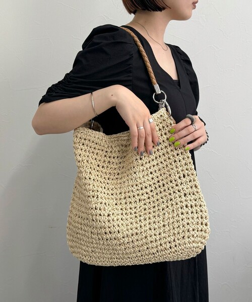 fredy emue(フレディエミュ)の「ラメ混編みハンドルバッグ(かごバッグ・レディース・ベージュ/ブラウン・FREE)」の5枚目の写真