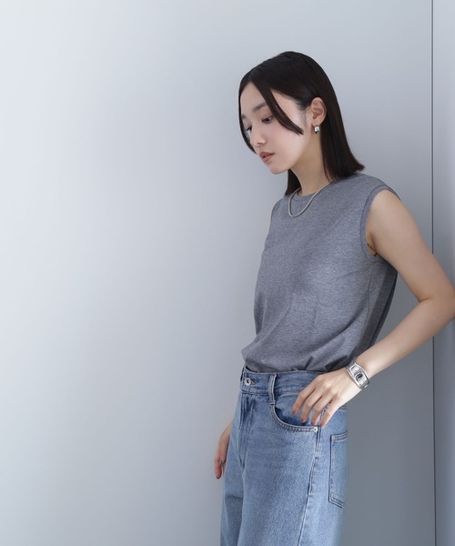 NATURAL BEAUTY BASIC(ナチュラルビューティーベーシック)の「◇メタルプレートノースリーブカットソー(Tシャツ/カットソー・レディース・チャコールグレー/オフホワイト/ブラック・FREE)」の1枚目の写真