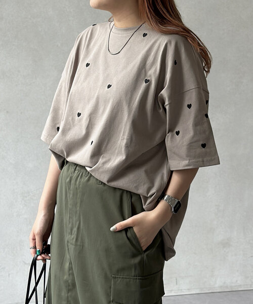 CPCM(シーピーシーエム)の「ハート刺繍T(Tシャツ/カットソー・レディース・オフホワイト/ネイビー/ベージュ/ブラック・FREE)」の3枚目の写真