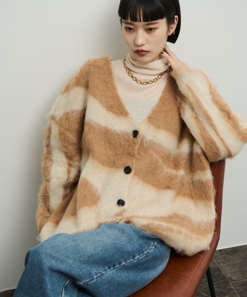 Shelly island（シェリーアイランド）の「アクセントブラッシュドカーディガン（カーディガン/ボレロ・レディース・ベージュ/ホワイト・FREE）」の2枚目の写真