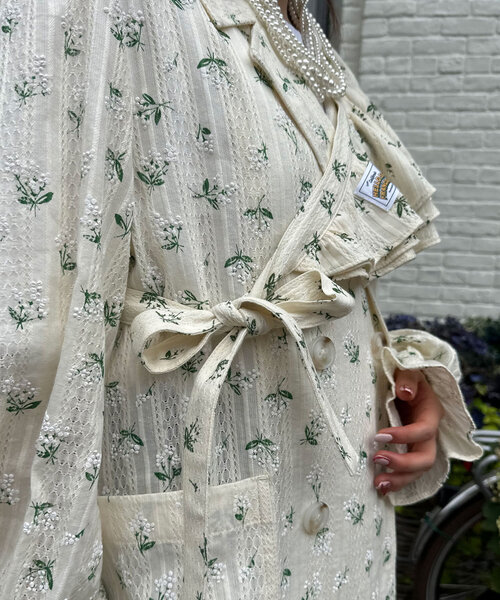 HELLO.SANFRANCISCO（ハローサンフランシスコ）の「【HELLO.SANFRANCISCO/ハローサンフランシスコ】フラワープリントマルチウェイフリルベルト（付け襟・レディース・アイボリー・ONE SIZE）」の4枚目の写真