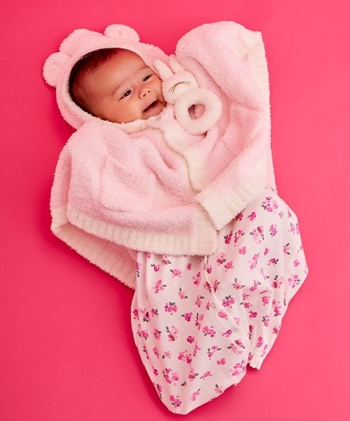 【セール】ラビットラトル&ニットケープセット（その他ベビー用品）｜kate spade new york kids（ケイトスペードニューヨーク）