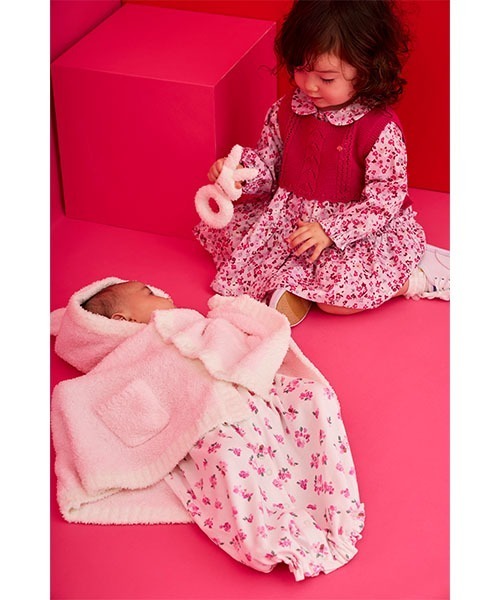 【セール】ラビットラトル&ニットケープセット（その他ベビー用品）｜kate spade new york kids（ケイトスペードニューヨーク）