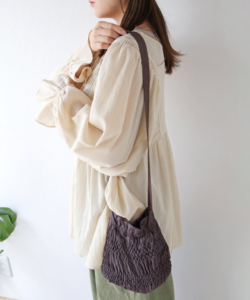 Crisp（クリスプ）の「ハンドスモッキングショルダーバッグ（ショルダーバッグ・レディース・キャメル/ダークブラウン・FREE）」の6枚目の写真