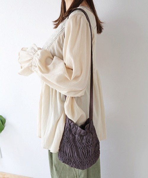 Crisp（クリスプ）の「ハンドスモッキングショルダーバッグ（ショルダーバッグ・レディース・キャメル/ダークブラウン・FREE）」の7枚目の写真