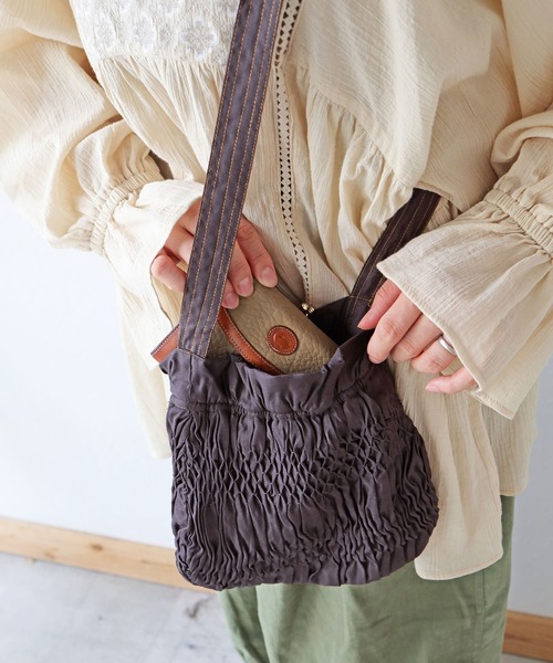 Crisp（クリスプ）の「ハンドスモッキングショルダーバッグ（ショルダーバッグ・レディース・キャメル/ダークブラウン・FREE）」の8枚目の写真
