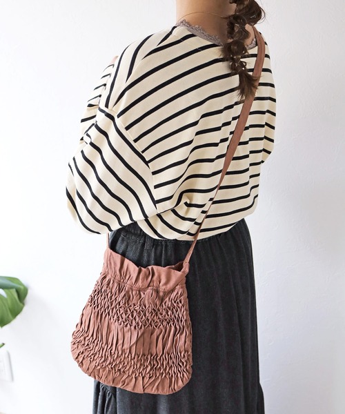Crisp（クリスプ）の「ハンドスモッキングショルダーバッグ（ショルダーバッグ・レディース・キャメル/ダークブラウン・FREE）」の9枚目の写真