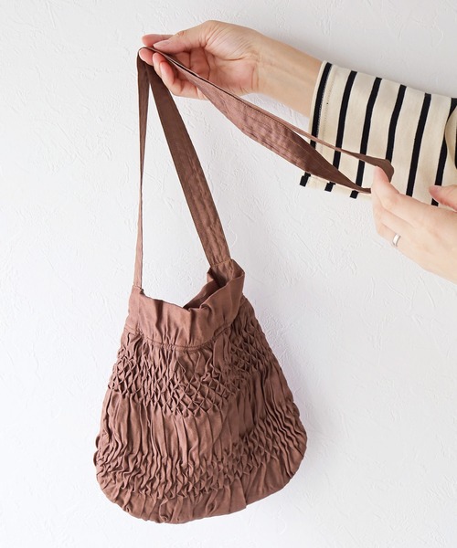 Crisp（クリスプ）の「ハンドスモッキングショルダーバッグ（ショルダーバッグ・レディース・キャメル/ダークブラウン・FREE）」の16枚目の写真