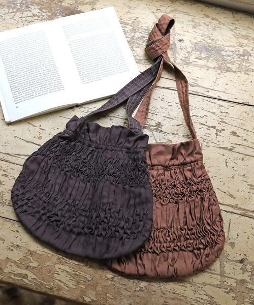 Crisp（クリスプ）の「ハンドスモッキングショルダーバッグ（ショルダーバッグ・レディース・キャメル/ダークブラウン・FREE）」の13枚目の写真