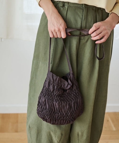 Crisp（クリスプ）の「ハンドスモッキングショルダーバッグ（ショルダーバッグ・レディース・キャメル/ダークブラウン・FREE）」の3枚目の写真