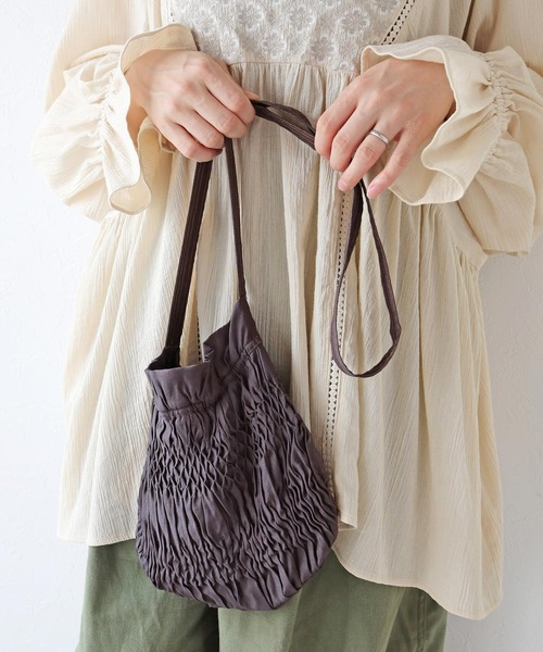 Crisp（クリスプ）の「ハンドスモッキングショルダーバッグ（ショルダーバッグ・レディース・キャメル/ダークブラウン・FREE）」の4枚目の写真