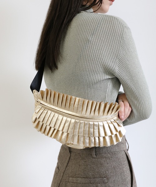 select MOCA（セレクトモカ）の「【ZOZO限定】メタリックフリルボディバッグ（ボディバッグ/ウエストポーチ・レディース・ゴールド/シルバー/ブラック・FREE）」の3枚目の写真