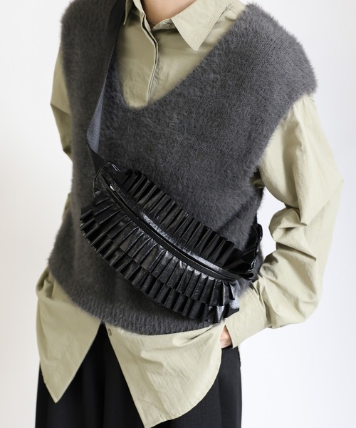 select MOCA（セレクトモカ）の「【ZOZO限定】メタリックフリルボディバッグ（ボディバッグ/ウエストポーチ・レディース・ゴールド/シルバー/ブラック・FREE）」の2枚目の写真