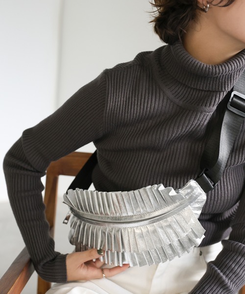 select MOCA（セレクトモカ）の「【ZOZO限定】メタリックフリルボディバッグ（ボディバッグ/ウエストポーチ・レディース・ゴールド/シルバー/ブラック・FREE）」の7枚目の写真