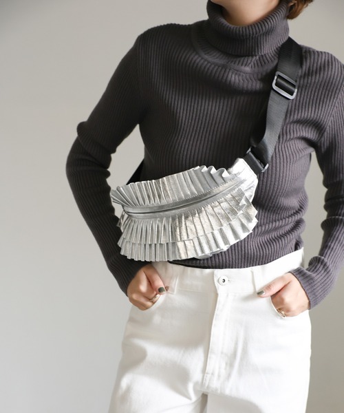 select MOCA（セレクトモカ）の「【ZOZO限定】メタリックフリルボディバッグ（ボディバッグ/ウエストポーチ・レディース・ゴールド/シルバー/ブラック・FREE）」の6枚目の写真