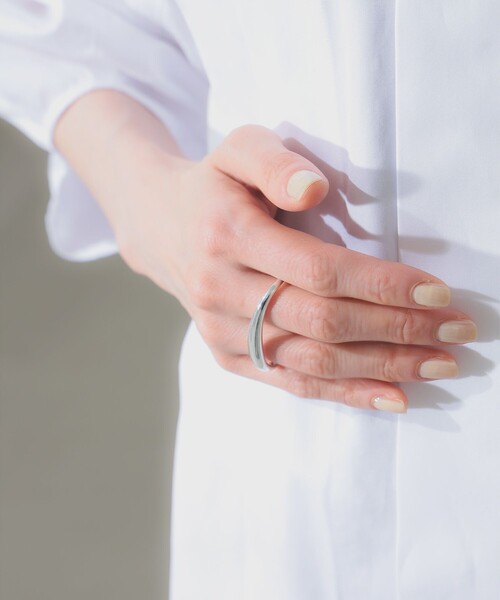 ISOLATION(アイソレーション)の「ISOLATION / カーブ ダブルフィンガー リング シルバー(リング・レディース・シルバー・SMALL)」の1枚目の写真