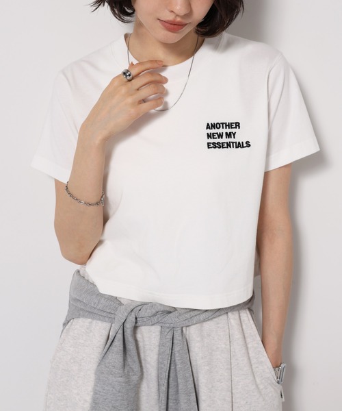 ANME(アンメ)の「【新色追加】ANME刺繍ロゴミニTシャツ(Tシャツ/カットソー・レディース・ホワイト×ブラック/グレー系その他/ホワイト×レッド/ホワイト×ブルー/ブラック×ホワイト/ライトグレー系/ベージュ系その他/ホワイト×グレー・M/L)」の1枚目の写真