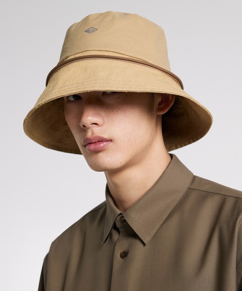 JNBY（ジェーエヌビーワイ）の「2-way Zip-off Crown Bucket Hat / 2wayバケットハット（ハット・メンズ・ブラック/ベージュ・ONE SIZE）」の2枚目の写真