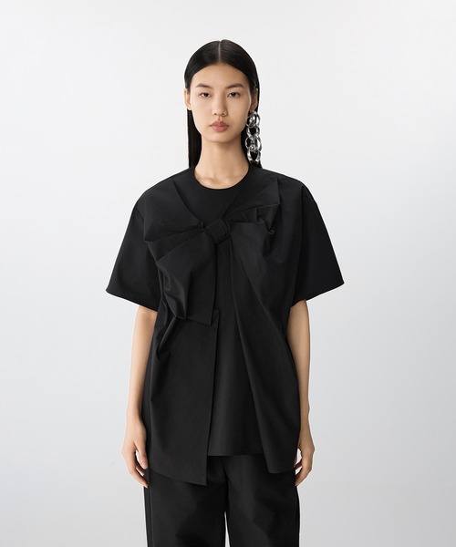 JNBY(ジェーエヌビーワイ)の「Breeze Tie Asym Shirt / リボンシャツブラウス(シャツ/ブラウス・レディース・ブラック/ホワイト・40/38/36)」の2枚目の写真