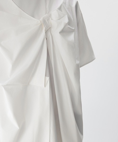 JNBY(ジェーエヌビーワイ)の「Breeze Tie Asym Shirt / リボンシャツブラウス(シャツ/ブラウス・レディース・ブラック/ホワイト・40/38/36)」の4枚目の写真