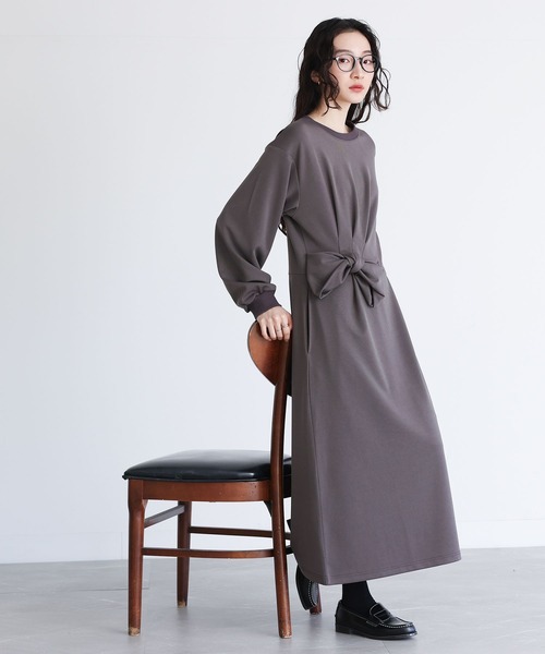 somari imagination(ソマリ イマジネーション)の「リボンモチーフカットワンピース(ワンピース・レディース・チャコール/ブラック・2/1)」の4枚目の写真