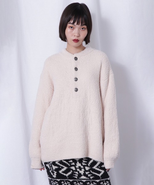 ROSE BUD(ローズバッド)の「(GENE HEAVENS)コンチョボタン モコモコ ヘンリーネックトップス(ニット/セーター・レディース・ホワイト/ブラック/ベージュ・ONE SIZE)」の1枚目の写真