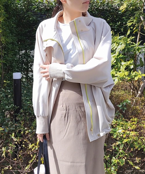 Q(キュー)の「ライトダンボール ドルマンブルゾン(ブルゾン・レディース・ベージュ/ネイビー・MEDIUM)」の9枚目の写真