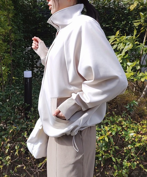 Q(キュー)の「ライトダンボール ドルマンブルゾン(ブルゾン・レディース・ベージュ/ネイビー・MEDIUM)」の11枚目の写真