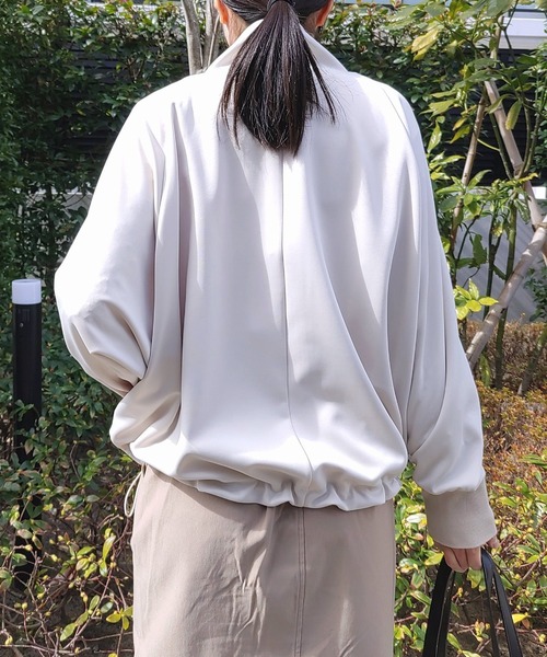 Q(キュー)の「ライトダンボール ドルマンブルゾン(ブルゾン・レディース・ベージュ/ネイビー・MEDIUM)」の12枚目の写真