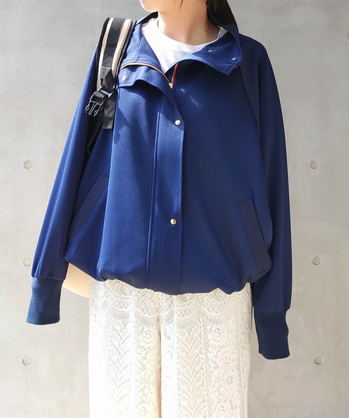 Q(キュー)の「ライトダンボール ドルマンブルゾン(ブルゾン・レディース・ベージュ/ネイビー・MEDIUM)」の17枚目の写真