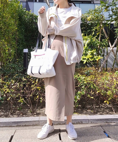 Q(キュー)の「ライトダンボール ドルマンブルゾン(ブルゾン・レディース・ベージュ/ネイビー・MEDIUM)」の22枚目の写真