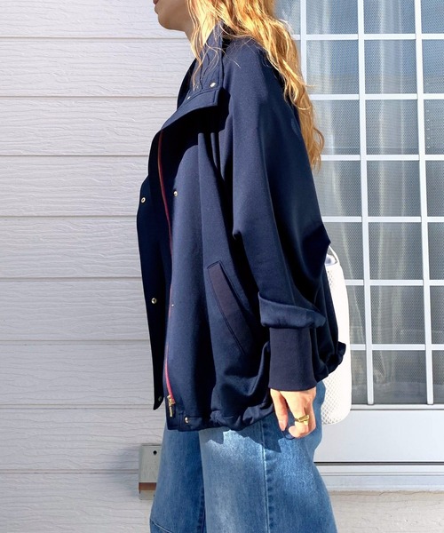 Q(キュー)の「ライトダンボール ドルマンブルゾン(ブルゾン・レディース・ベージュ/ネイビー・MEDIUM)」の14枚目の写真