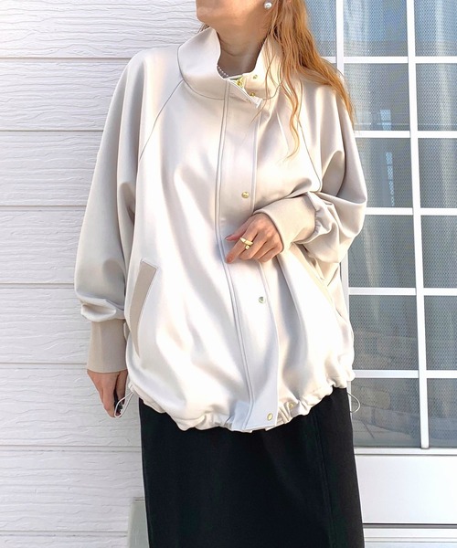 Q(キュー)の「ライトダンボール ドルマンブルゾン(ブルゾン・レディース・ベージュ/ネイビー・MEDIUM)」の8枚目の写真