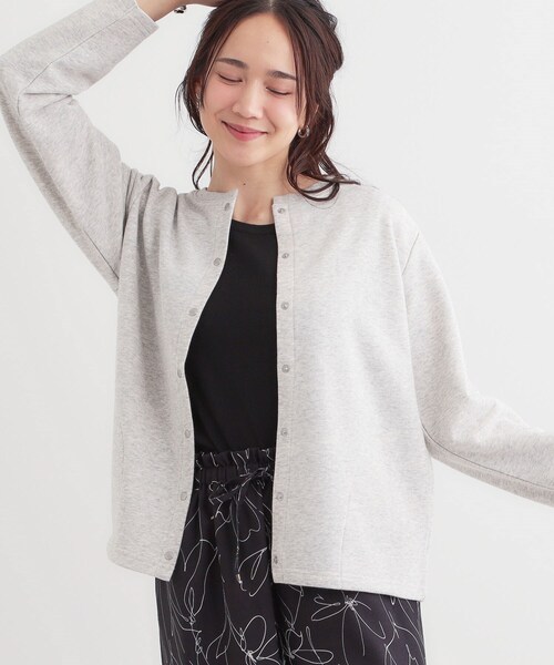 SHOO・LA・RUE（シューラルー）の「【洗える/S-LL】大人カジュアルコーデに ミニ裏毛スナップカーディガン（カーディガン/ボレロ・レディース・ライトグレー/ホワイト/ピンク系/チャコールグレー・01/04/03/02）」の3枚目の写真